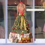 Costway Weihnachtsbaum als Schaufensterpuppe mit Schal, roten Beeren und warmweißen Lichtern, 150cm.