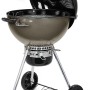 Weber Holzkohlegrill Master-Touch GBS Smoke Grey 57 cm mit geöffnetem Deckel.