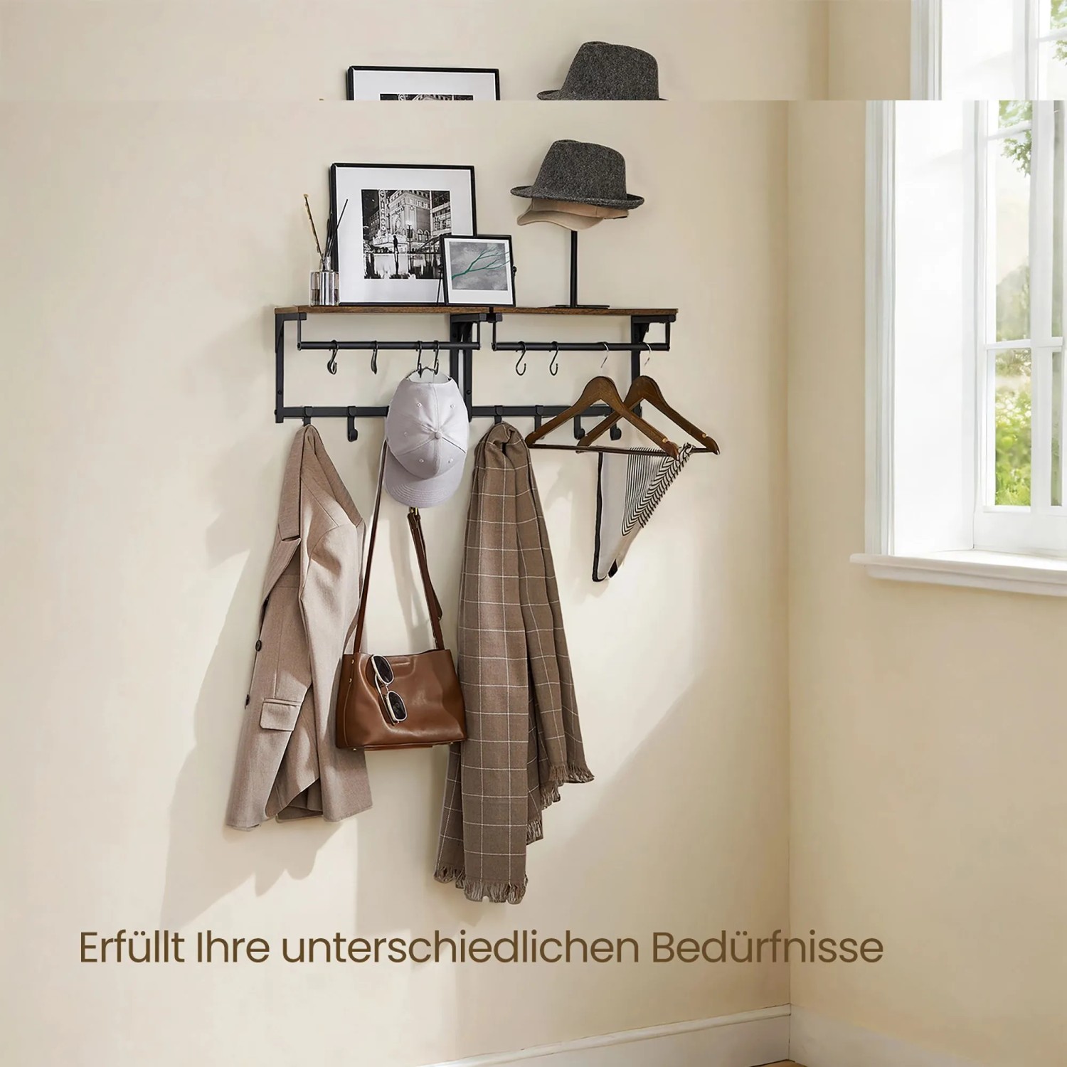 Songmics Wandgarderobe Barnet-old mit Ablage, 8 Haken, braun-schwarz, mit Kleidung und Deko.