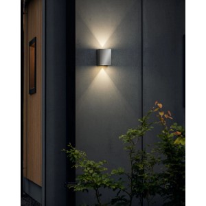 Moderne Philips LED-Außenwandleuchte myGarden aus Edelstahl mit warmweißem Licht.