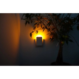 Weißes Müller-Licht LED-Nachtlicht Mizar mit Sensor an Wand, leuchtend.