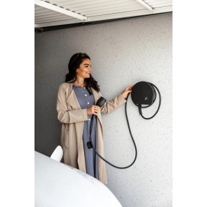 Frau lädt E-Auto mit Alphatec Wallbox Mini (11kW, 5m Kabel).