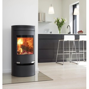 Schwarzer Aduro 1.1 Kaminofen aus Stahl mit Automatik und brennendem Holz im Feuerraum.