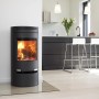 Schwarzer Aduro 1.1 Kaminofen aus Stahl mit Automatik und brennendem Holz im Feuerraum.