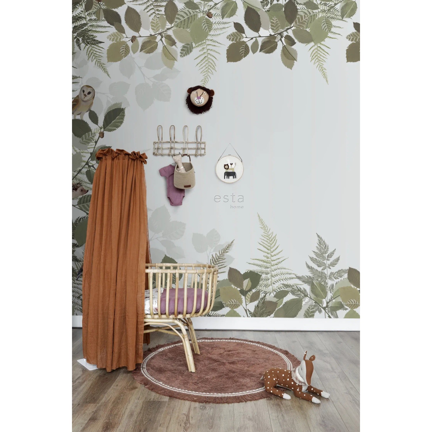 ESTAhome Fototapete Waldtiere in Grün/Braun (5x2,79m) im Kinderzimmer mit Babybett und Deko.