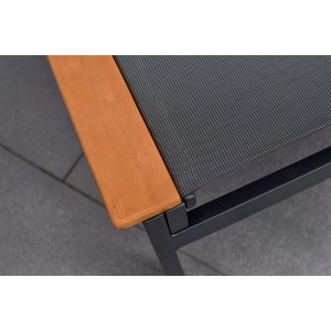 Detailansicht des Merxx Paxos Liegensets: Akazienholz, Textilbespannung und Aluminiumgestell.
