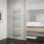 Weißer Schulte Design-Heizkörper Europa III mit Mittenanschluss im Badezimmer.
