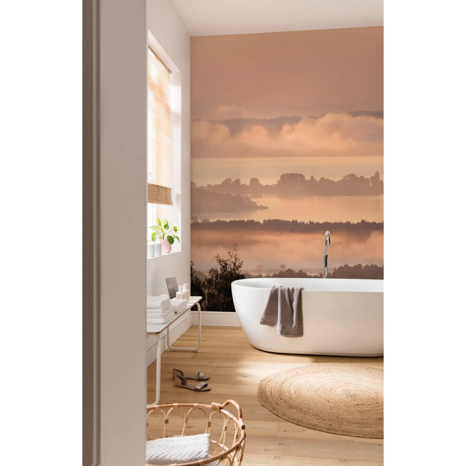 Komar Vlies Fototapete Chiemsee (300x250 cm) im Badezimmer mit See-Motiv.
