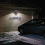 Braune Mr. Beams LED-Außenwandleuchte MB3000 mit Bewegungsmelder an Garage.