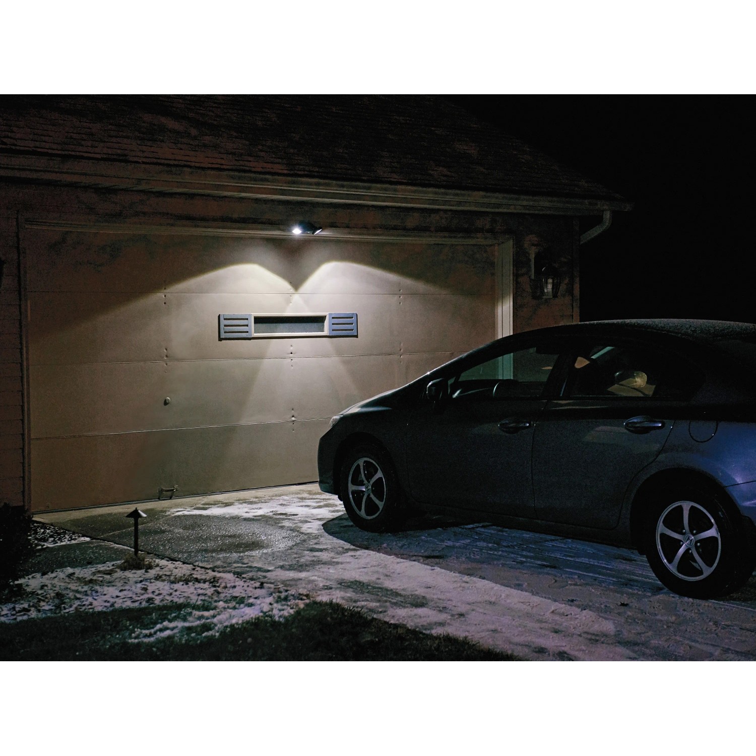 Braune Mr. Beams LED-Außenwandleuchte MB3000 mit Bewegungsmelder an Garage.