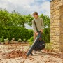 Gardena Akku-Laubsauger/-bläser PowerJetCollect Solo im Einsatz mit Fangsack und 360-Grad-Rad.