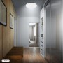 Weiße, runde Brilo LED-Deckenleuchte mit Sternenhimmel-Effekt in modernem Flur. Helle Beleuchtung.