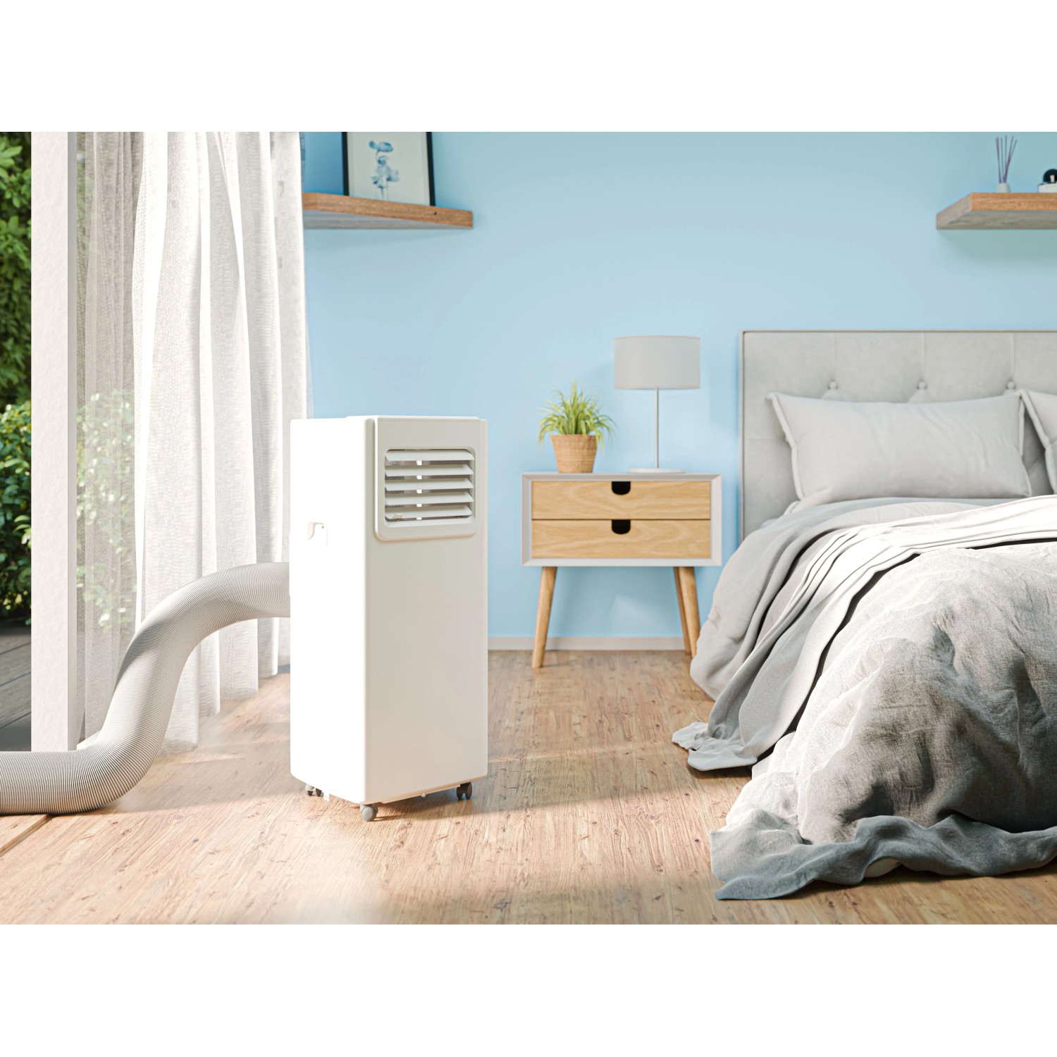 Mobiles Klimagerät KGM 7000-35 im Schlafzimmer mit Abluftschlauch am Fenster.
