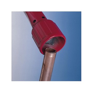 LUX Rohrabschneider Comfort (3-28 mm) in Rot beim Schneiden eines Kupferrohrs.