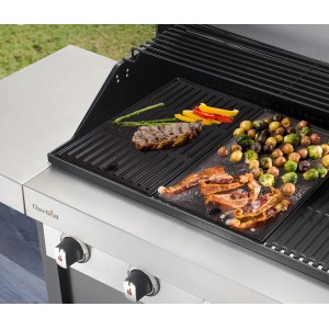 Char-Broil Grillplatte für 2 Brenner mit Steak, Gemüse, Speck und Kartoffeln.