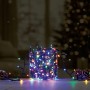 Mehrfarbige Außen-Lichterkette mit 400 LEDs in Glasvase, dekoriert mit Tannenzapfen. Ideal für Garten, Terrasse & Balkon.