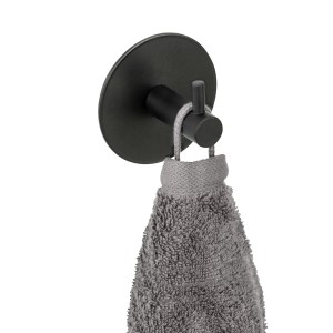 Schwarzer Schöner Wohnen Wandhaken Uno Meleto mit grauem Handtuch.