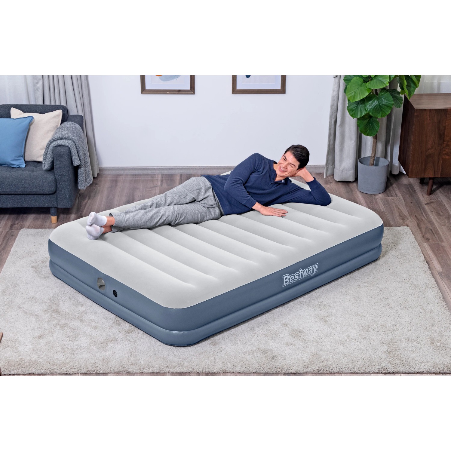 Doppelluftbett (204x152x36 cm) mit Elektropumpe von Bestway, ideal für Camping und Zuhause.