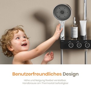 Kind erreicht Handbrause des Emke Duschsystems mit Thermostat (Chrom).