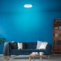 Moderne LED-Deckenleuchte Livius, Aluminium/Weiß, Ø 33 cm im Wohnraum.