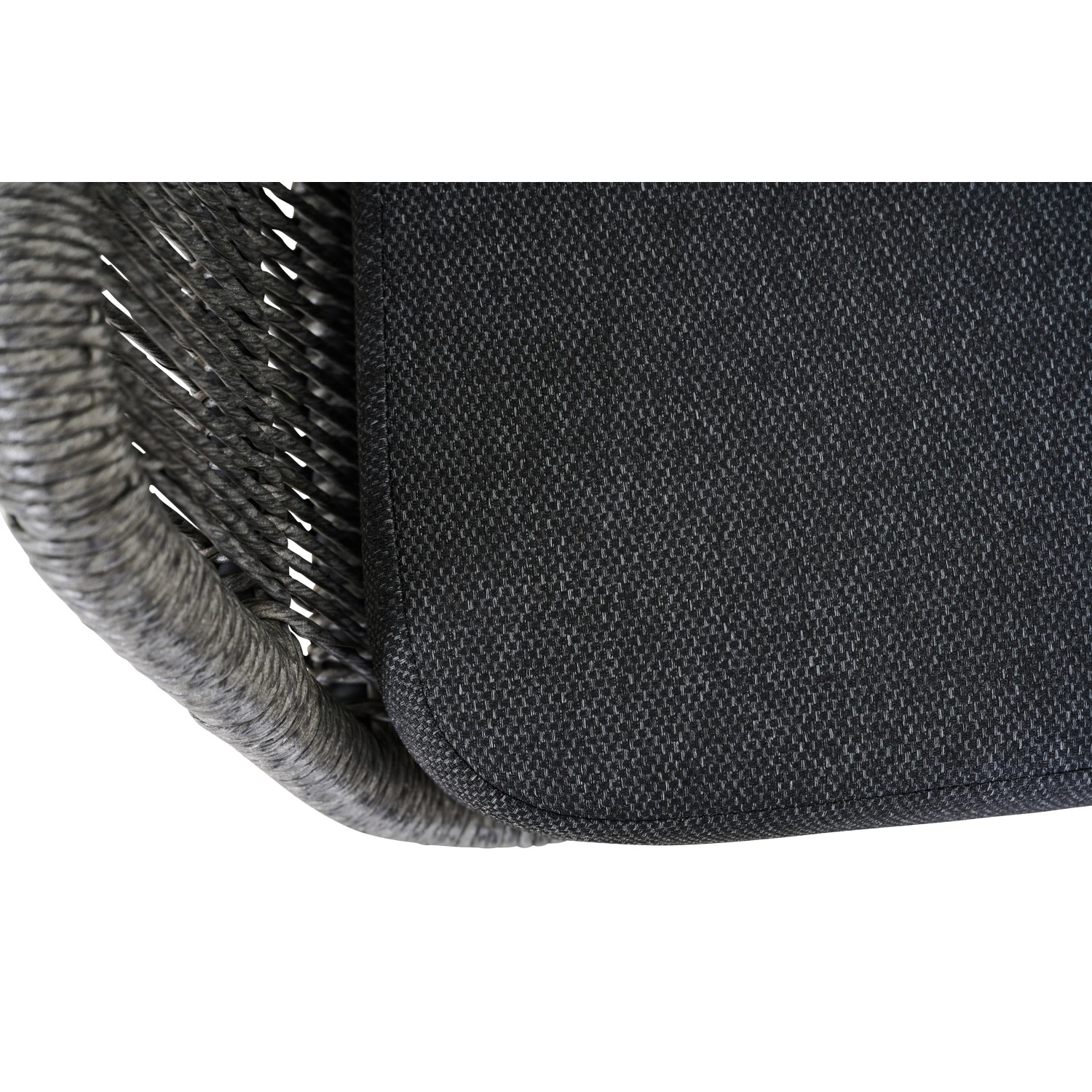 Detailaufnahme: Grauer Siena Garden Loungesessel Kansas mit Kordel und Kissen.