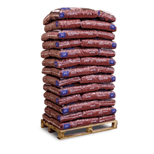 Palette mit roten Galamio Holzhackschnitzeln in 60l Säcken. Ideal als Mulch für den Garten.