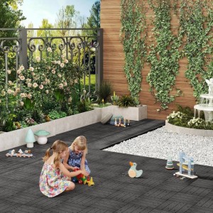 Anthrazitfarbene WOLTU WPC Holzfliesen mit Klicksystem auf Terrasse, Kinder spielen.