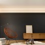 Moderne, weiße ORAC DECOR C396 Eckleiste für indirekte Beleuchtung im Wohnraum.