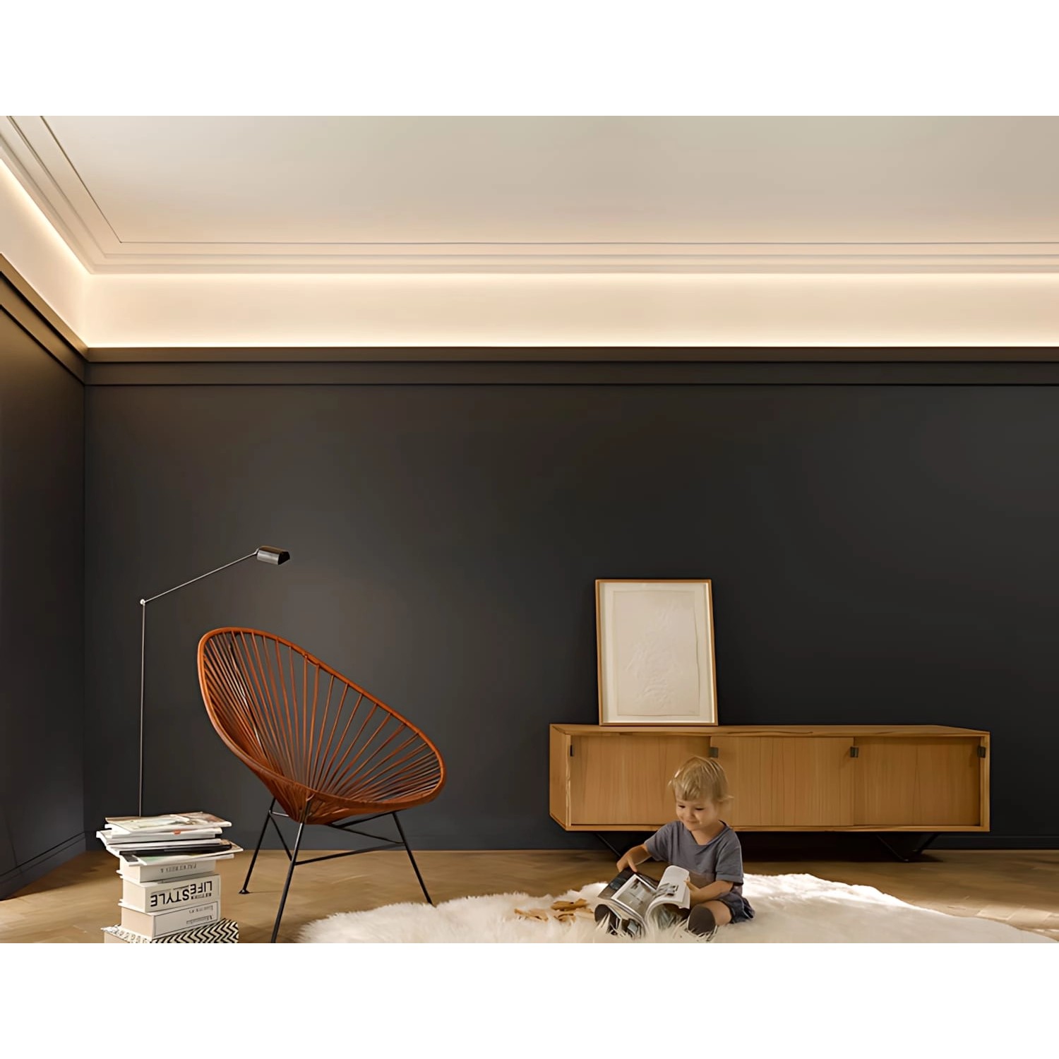 Moderne, weiße ORAC DECOR C396 Eckleiste für indirekte Beleuchtung im Wohnraum.