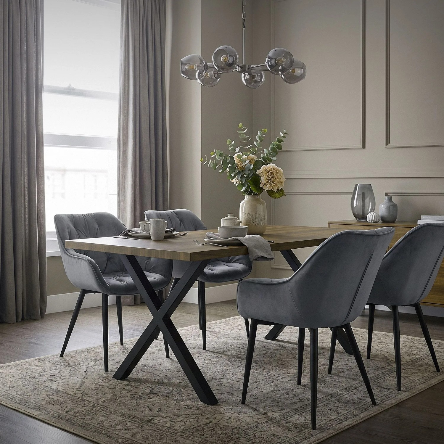 ML-Design 4er Set anthrazitfarbene Polsterstühle aus Samt mit schwarzen Metallbeinen im Esszimmer.