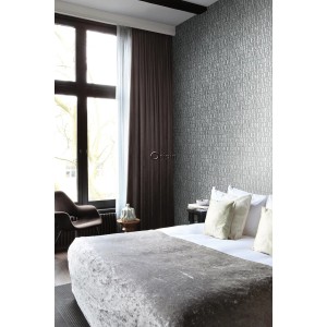 Dekorative Vliestapete mit Muster alter eiserner Druckbuchstaben in Lagunengrün mit Metallic-Effekt, im modernen Schlafzimmer.