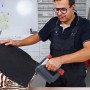 Handwerker benutzt Novus Akku-Tacker J 214 zum Polstern eines Stuhls.