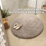 Beige, runder KARAT Badteppich SKY (Ø 95cm) im Badezimmer mit Hausschuhen. Flauschige Badematte.