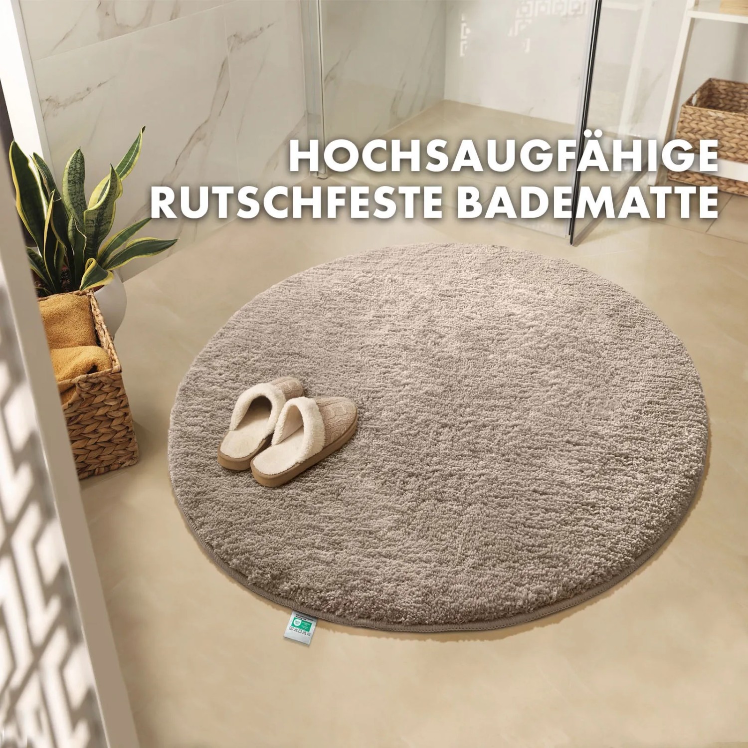 Beige, runder KARAT Badteppich SKY (Ø 95cm) im Badezimmer mit Hausschuhen. Flauschige Badematte.