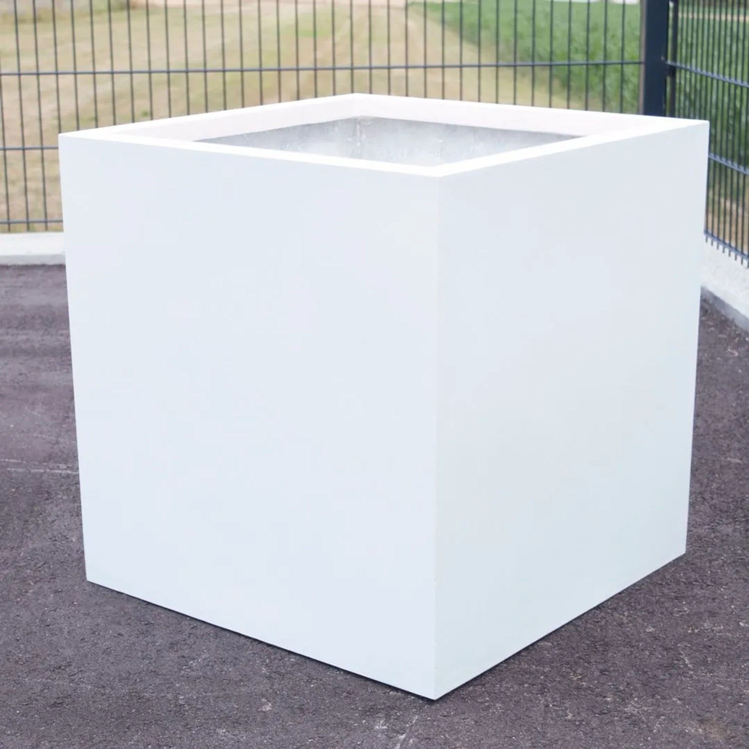 Quadratischer, perlmutt-weißer Fiberglas Pflanzkübel (40x40x40cm) von Elegant Einrichten.