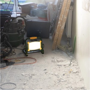 LED-Arbeitsleuchte in Schwarz-Gelb, ideal für Baustellen, mit hellem Licht und robustem Design.
