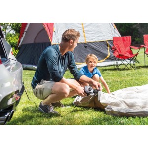 Intex Quick-Fill 12V Luftpumpe beim Aufpumpen einer Luftmatratze im Freien.