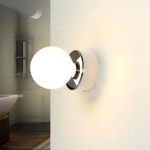 Moderne EASYLIGHT Bad-Wandleuchte mit rundem Chromsockel und weißem Glaskugelschirm, leuchtend an einer Wand.