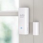 Eufy Eingangssensor an Türrahmen montiert. Erkennt Öffnen und Schließen von Türen/Fenstern.