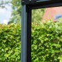 Detailaufnahme Juliana Gewächshaus Compact 5 Anthrazit: Rahmen und Glasstruktur.