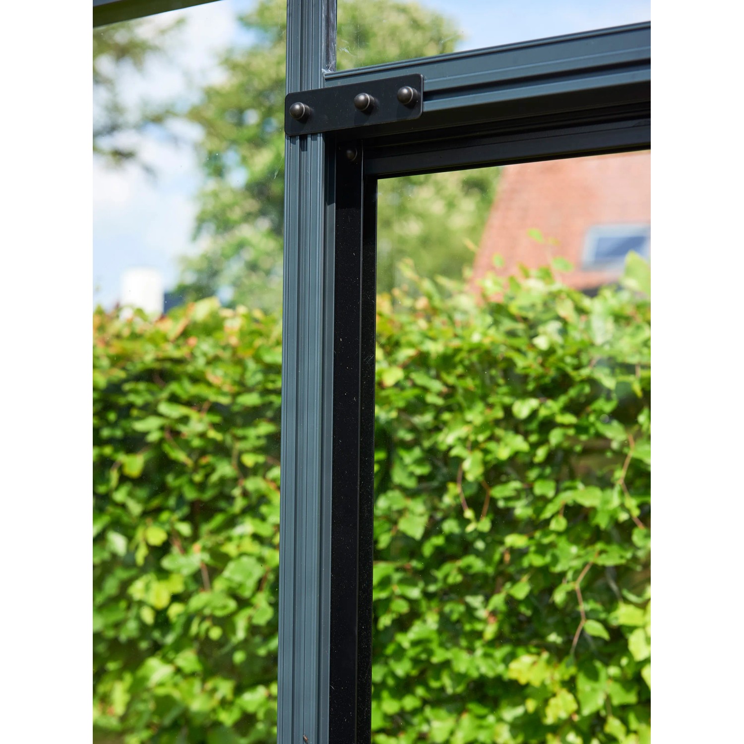 Detailaufnahme Juliana Gewächshaus Compact 5 Anthrazit: Rahmen und Glasstruktur.
