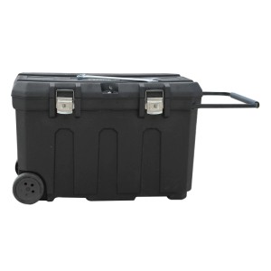 Schwarze Stanley Montagebox mit Rollen, ausziehbarem Griff und Metallverschlüssen. Schraubenschlüssel auf dem Deckel.