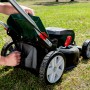 Metabo Akku-Rasenmäher RM 36-18 LTX BL 46 beim Anbringen des Fangsacks.
