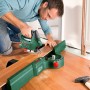Bosch PST 900 PEL Stichsäge (620 W) im Einsatz beim Holzsägen mit Führungsschiene.