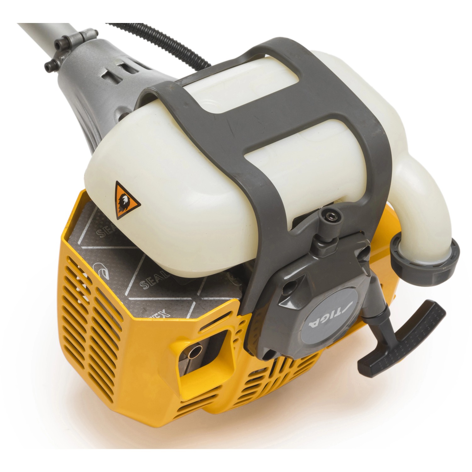 Detailaufnahme der Stiga Benzin-Motorsense BC 535 B, gelb/grau, Fokus auf Motor und Tank.