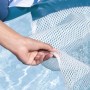 Bestway Poolsitz mit Textiloberfläche und Netzliege im Pool, Hand berührt das Netz.