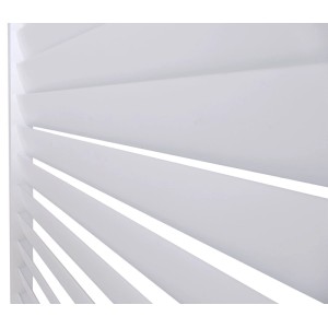 Detailaufnahme: Weiße BERLINLODGE Lamellenwand für Pergola, Aluminium, Sicht- und Windschutz.