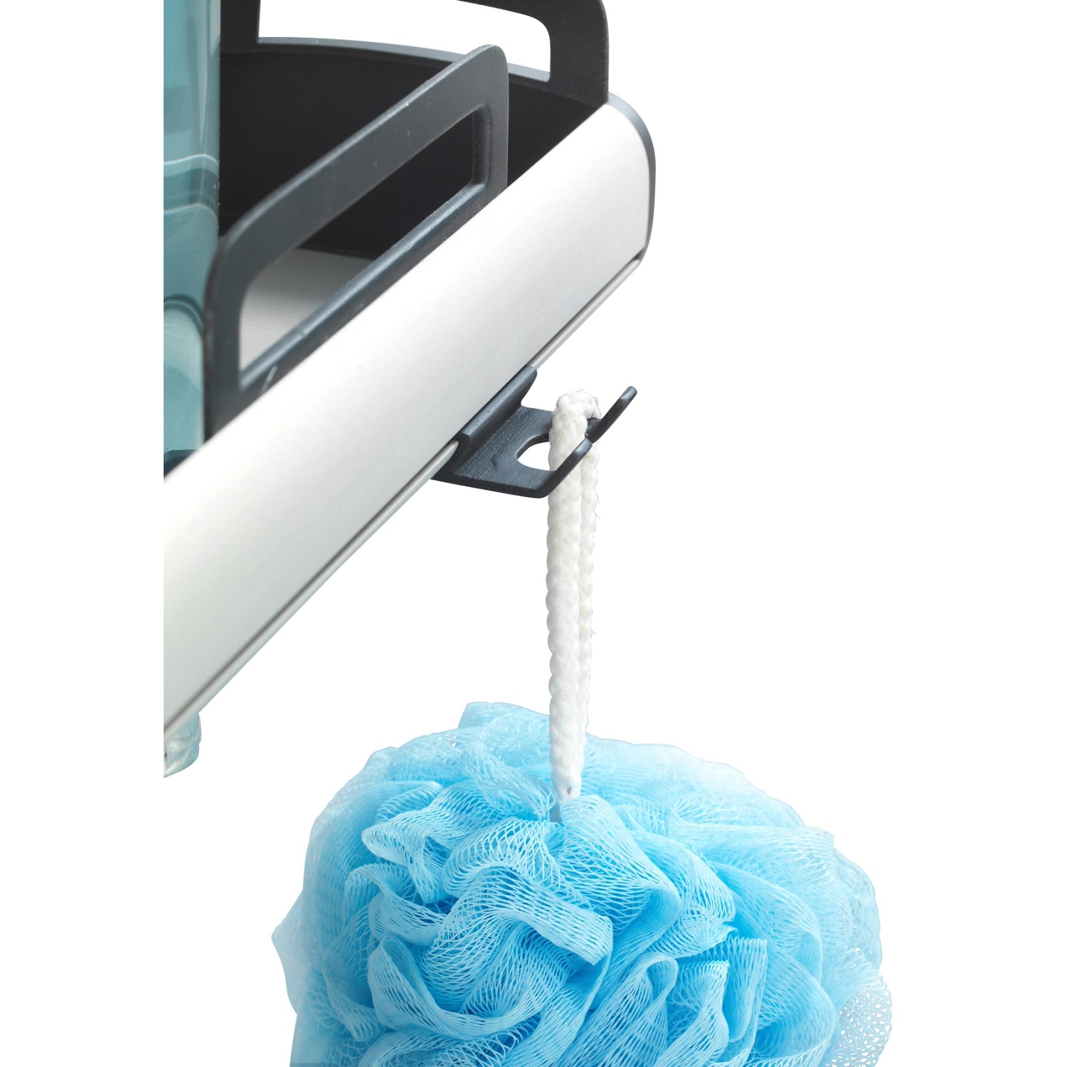 Detailaufnahme: Wenko Teleskop Duschregal Line mit blauem Badeschwamm am Haken.