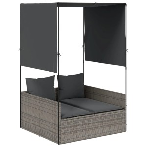 Graue Doppel-Sonnenliege mit Dach und Vorhängen aus Polyrattan für den Garten.