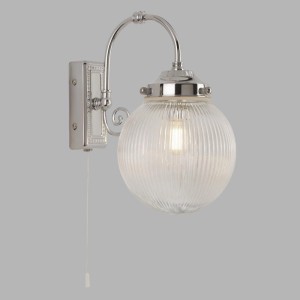 Badlampe im Jugendstil: Chromfarbene Wandleuchte mit Kugel aus Klarglas und Zugschalter.